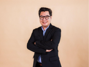 ธนะโรจน์ สิทธาธีระวัฒน์ อาจารย์ประจำสาขาวารสารศาสตร์คอนเวอร์เจ้นท์และสื่อดิจิทัลสร้างสรรค์ คณะนิเทศศาสตร์ สถาบันการจัดการปัญญาภิวัฒน์